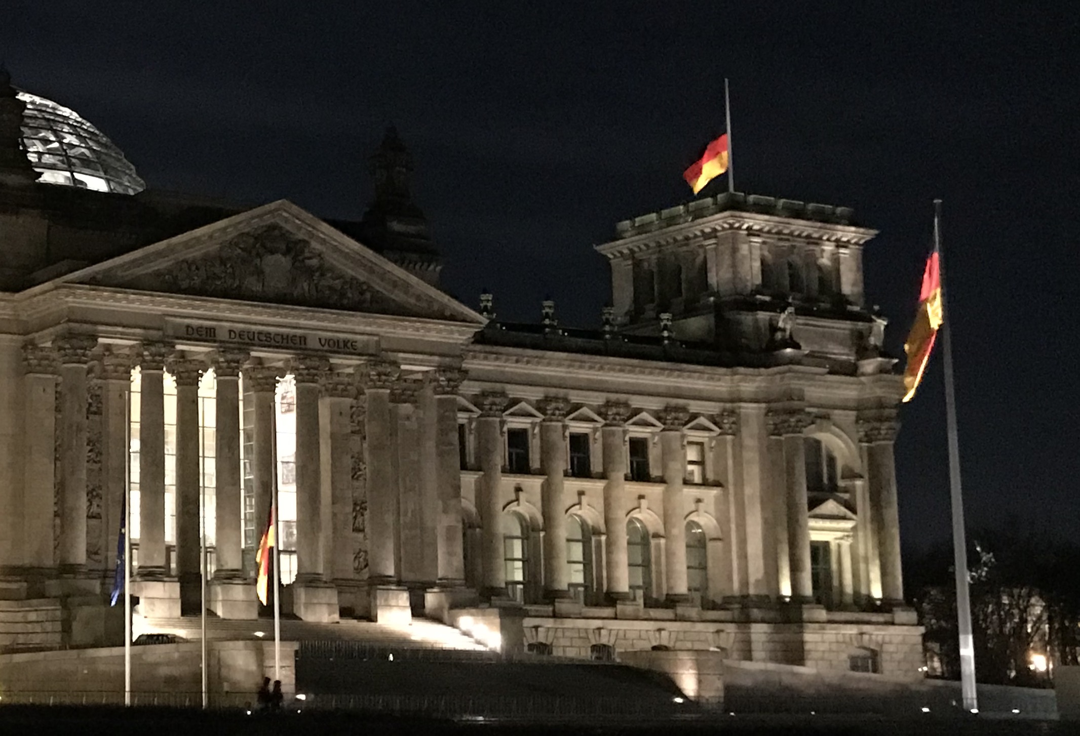 Deutschlandfahne Halbmast