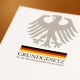 Die Gruppen, die die Staatsgewalt innehaben, schützen ihre Gewalttaten und ihr Unrecht mit eben dieser.